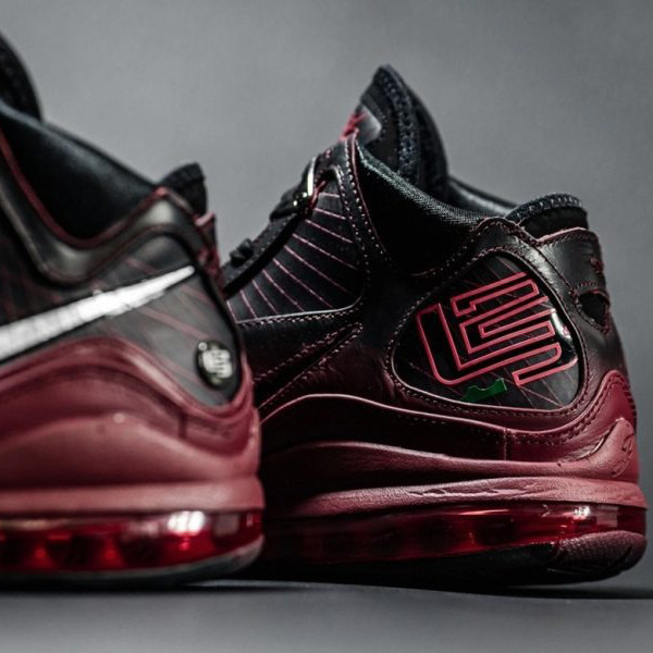 Giày thể thao Nike Lebrom 7 'Cherstmas' CU5133-600