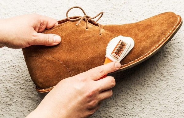 8 cách làm sạch giày da lộn đẹp như mới, hết bẩn, hết hôi
