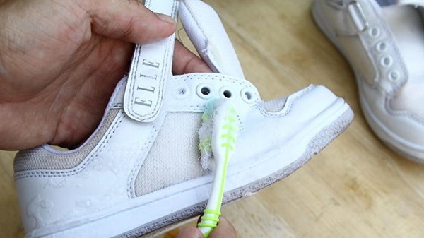 6 cách tốt nhất để vệ sinh giày thể thao vải lưới màu trắng - Thiết Kế Xinh