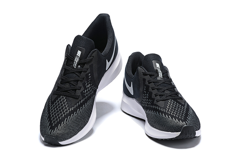 Thiết kế đơn giản, gọn gàng của Nike Air Zoom Winflo 6 Men's Running Shoes BQ9685-001