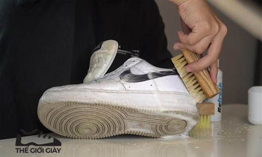 Cách vệ sinh giày Nike AF1 với bàn chải lông cứng