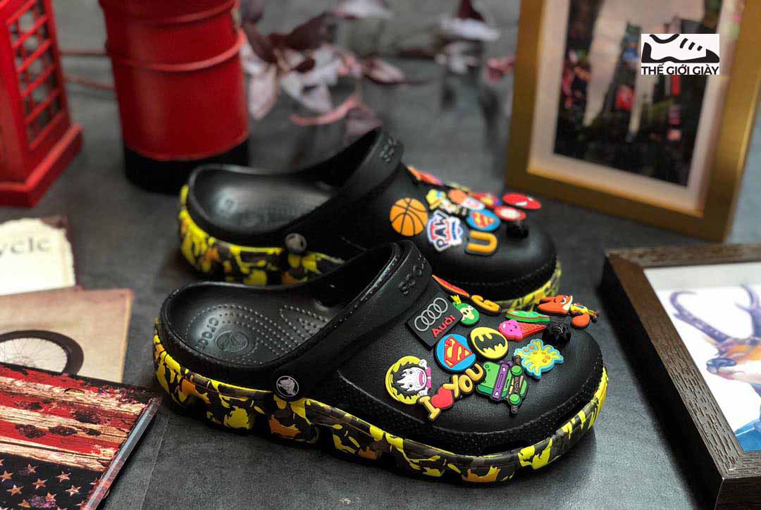 Giày Crocs đi mưa là lựa chọn số 1 của giới trẻ