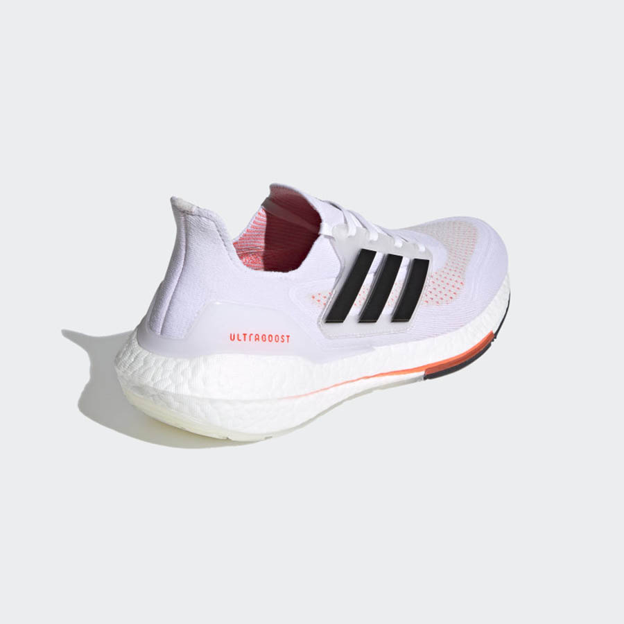 https://admin.thegioigiay.com/upload/product/2022/11/gia-y-the-thao-adidas-ultraboost-21-cloud-white-core-black-solar-red-637361274a396-15112022165135.jpg