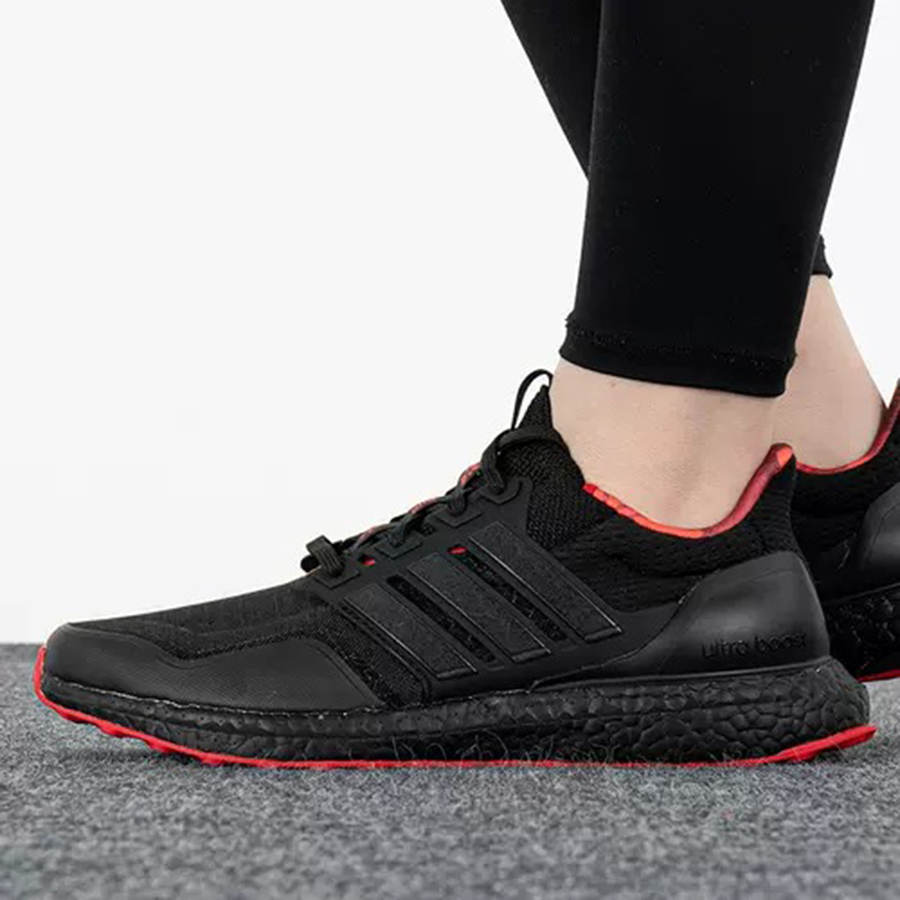 https://admin.thegioigiay.com/upload/product/2022/11/giay-the-thao-adidas-ultraboost-dna-mono-chinese-new-year-gz6074-mau-den-do-6364d7c8a97d5-04112022161344.jpg