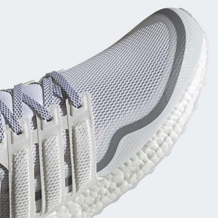 https://admin.thegioigiay.com/upload/product/2022/11/giay-the-thao-adidas-ultraboost-reflective-shoes-coreblack-eg8104-mau-trang-6372f7e907272-15112022092233.jpg