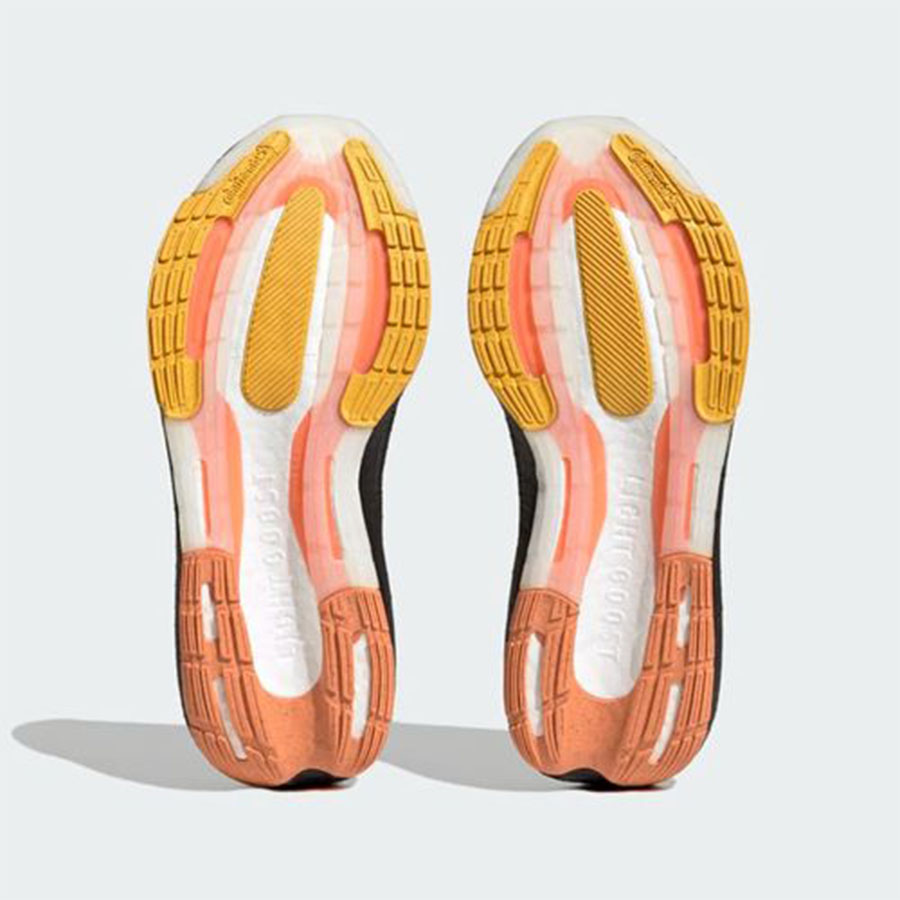 https://admin.thegioigiay.com/upload/product/2023/07/giay-chay-bo-nam-adidas-men-s-training-ultraboost-light-running-shoes-hq8595-mau-den-vang-42-5-64c08ec800362-26072023101104.jpg